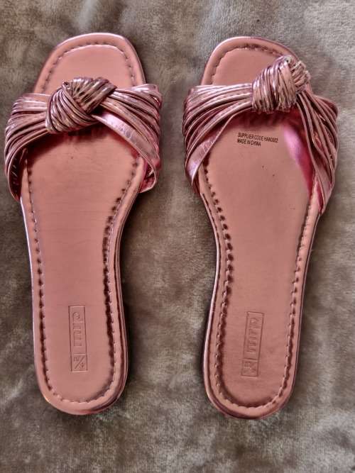 Metallic sandals -size 4