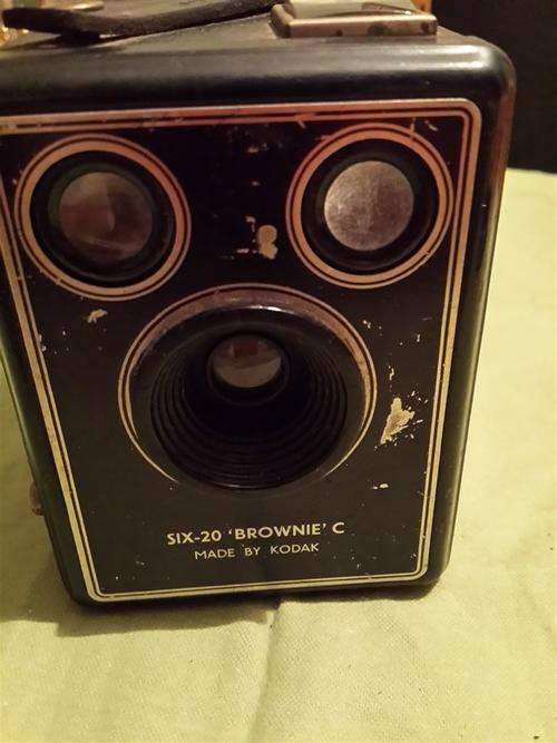RARE  BOX CAMERA BROWNIE I AM SELLING SOME OLD CAMERAS HAVE A LOOK THANKS