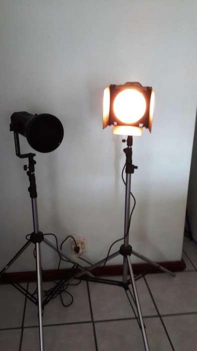 I am selling these two  Electra Classic 250i strobes, ive test them both and the modeling lights and