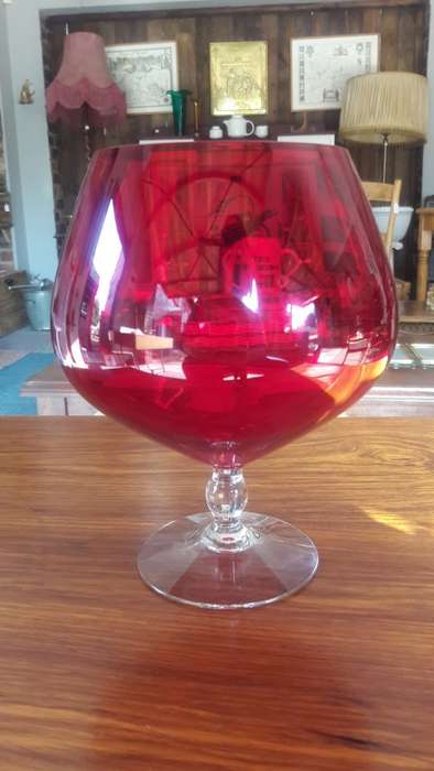 STUNNING Red glass vase - 21cm high - Perfect condition
