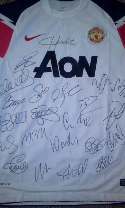 Manchester United Team Signed Jersey + COA