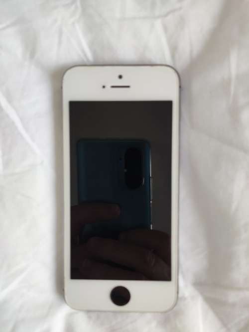 IPhone 5s (NOT WORKING) Does not switch on.
