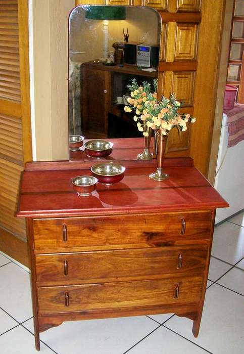VERY NICE VINTAGE (KIAAT ?)  CHEST OF DRAWERS WITH ADJUSTABLE MIRROR!
