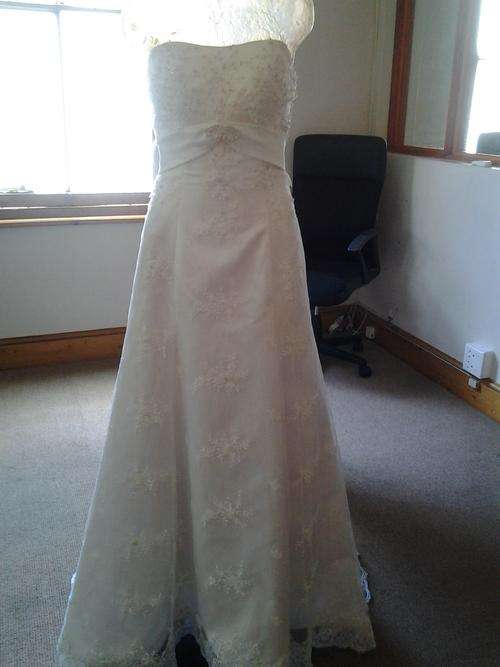 * GORGEOUS Strapless Lace Wedding Dress *