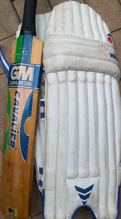 CRICKET BAT GUNN & MOORE SIGNED