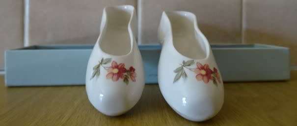 CINDERELLA'S PORCELAIN ORNAMENTAL SHOES IN ORIGINAL WALT DISNEY WORLD BOX