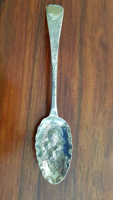 Large Solid Silver Georgian Berry Spoon. Solomon Royes and John East Dix. 1819. 51.3 grammes.