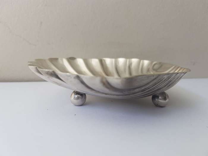 Solid Sterling Silver Shell Shape Butter Dish. 54 grammes.