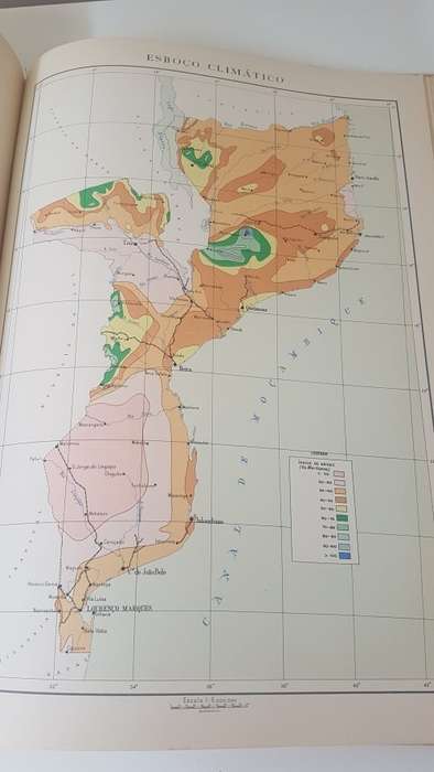 Atlas de Mocambique   Rare 1962 Atlas of Mozambique. Number 4403/4750.