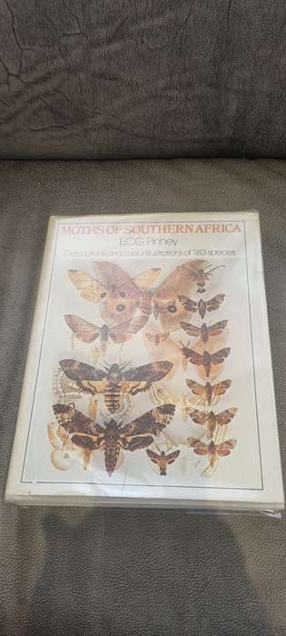 Moths of Southern Africa. Descriptions and colour illustrations of 1183 species. Pinhey, E.C.G.