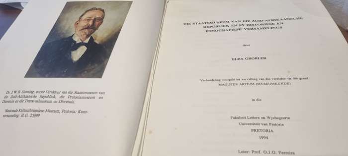 Die Staatsmuseum van die Zuid-Afrikaansche Republiek en sy historiese en etnografiese versamelings.