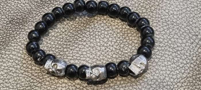 Black onyx stone bead stretch bracelet with 3 skull charms