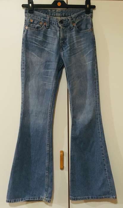 Levi Bell Bottom Jeans Size: W26 L32