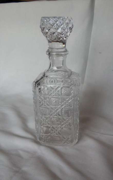 GLASS WHISKEY DECANTER