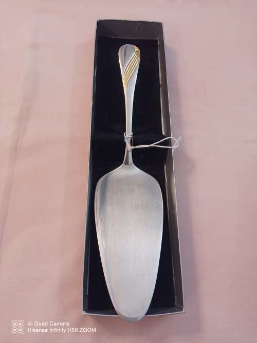 Eetrite 18/ Stainless steel -goldplated  insert cake lifter