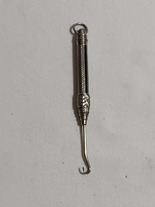 Vintage retracting button hook