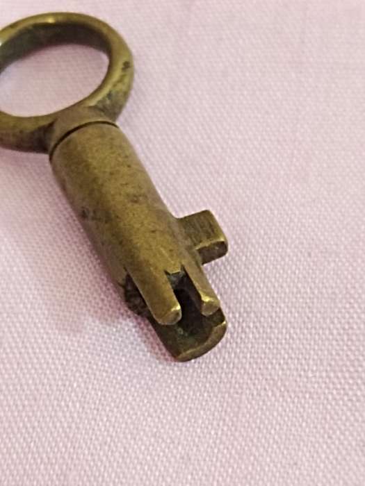 Vintage Brass Key (f)