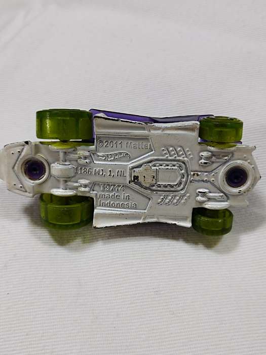 2011 HOT WHEELS DIRTY OUTLAW T9714 PURPLE DIECAST 2 3/4` CAR W/ GREEN TIRES