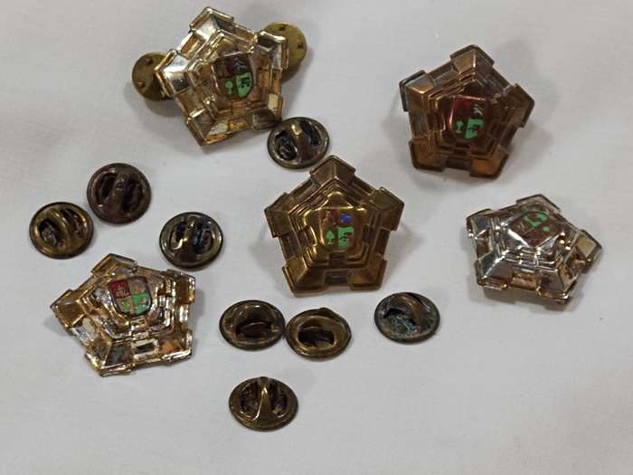 X5 South African Army Major`s Rank Castle 1960s-1970s rank badge