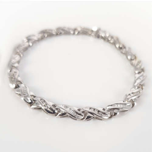 18ct White Gold Rbc and Baguette Cut Diamond Tennis Bracelet