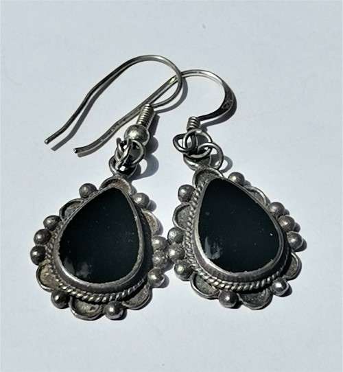 925 SILVER EARRINGS WITH UNKNOWN BLACK STONE. WEIGHT: 7.32 GRAMS TOTAL.
