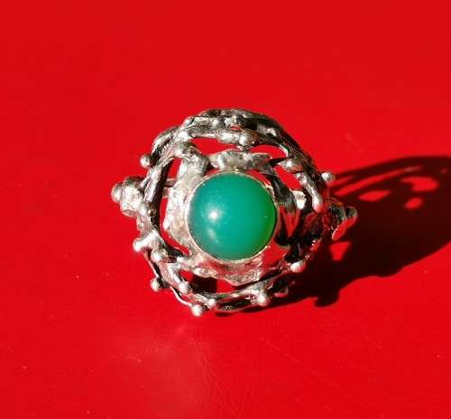 SILVER RING WITH GREEN STONE. WEIGHT: 6.64 GRAMS. 2ND HAND.