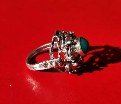 SILVER RING WITH GREEN STONE. WEIGHT: 6.64 GRAMS. 2ND HAND.