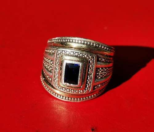SILVER RING WITH GOLD INLAY. WEIGHT: 12.28 GRAMS. STAMPED 925 AND 9CT. 2ND HAND.