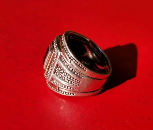 SILVER RING WITH GOLD INLAY. WEIGHT: 12.28 GRAMS. STAMPED 925 AND 9CT. 2ND HAND.