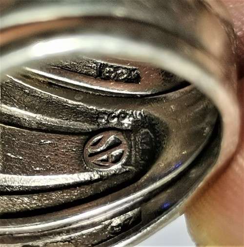 SILVER RING WITH GOLD INLAY. WEIGHT: 12.28 GRAMS. STAMPED 925 AND 9CT. 2ND HAND.