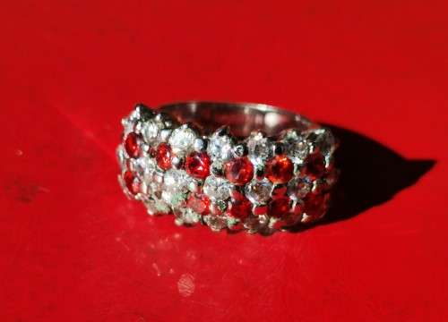 BEAUTIFUL SILVER RING WITH RED STONES. WEIGHT: 7.50 GRAMS. STAMPED 925. AS NEW!