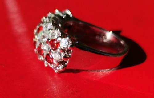 BEAUTIFUL SILVER RING WITH RED STONES. WEIGHT: 7.50 GRAMS. STAMPED 925. AS NEW!