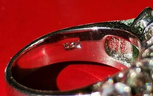 BEAUTIFUL SILVER RING WITH RED STONES. WEIGHT: 7.50 GRAMS. STAMPED 925. AS NEW!