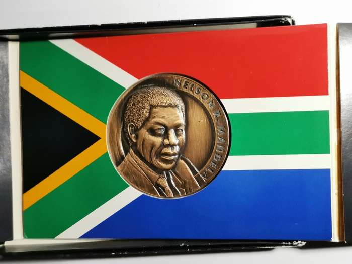 HUGE FNB MANDELA MEDALLION IN BOX WITH CERTIFICATE. WEIGHT: 195 GRAMS.
