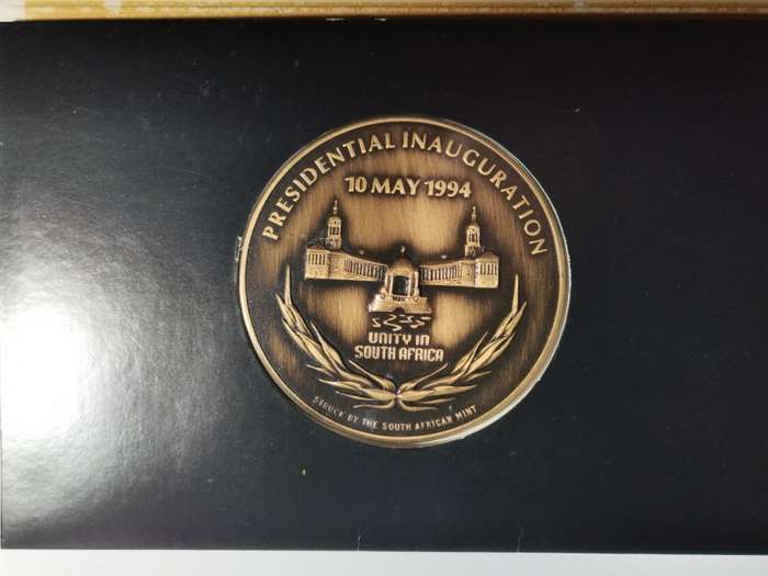 HUGE FNB MANDELA MEDALLION IN BOX WITH CERTIFICATE. WEIGHT: 195 GRAMS.