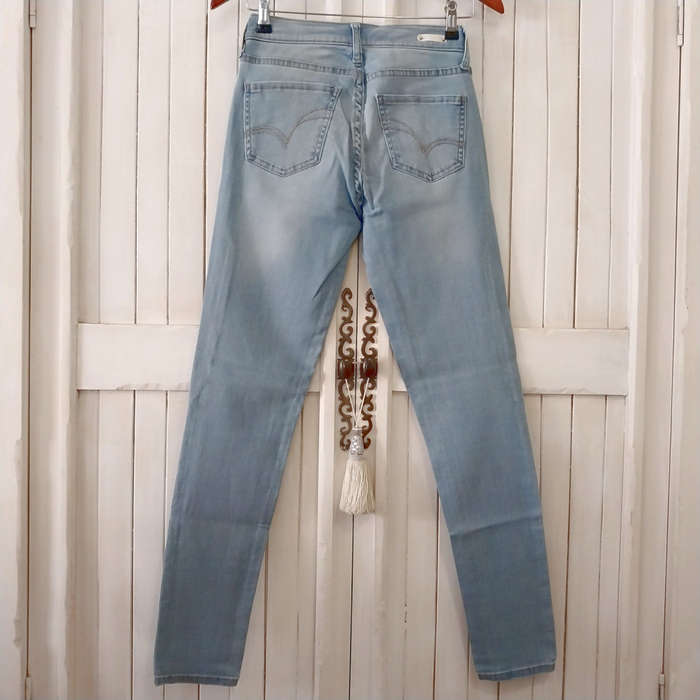 FOSCHINI NEWS DENIM LOW-RISE SUPER SKINNY STRETCH JEANS - LIGHT WASH