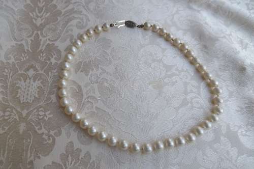 Imitation pearl chocker in good condition.