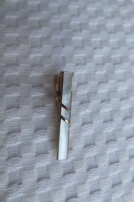 Handsome mother of Pearl tie clip.Suitable to wear with modern narrow ties.Length 3.75cm.As new