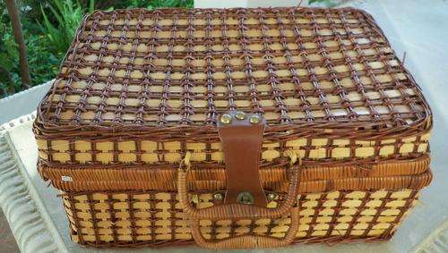 Picnic Basket - 4 plastic plates, 4 cups + cutlery - Large and in good condition