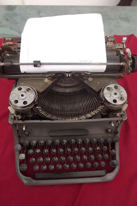 Antique Type writer - still working well - need good servi