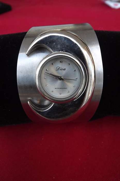 Modern Working Diva Watch - looks like a bangle