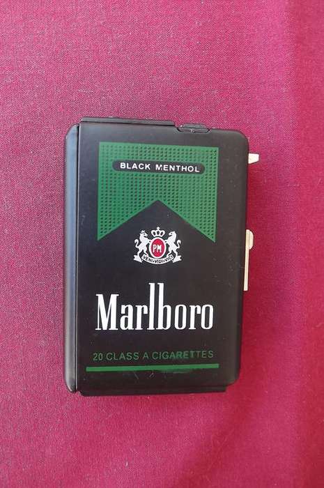 Marlboro Black Menthol Gas Lighter and Cigaret Holder - New item, working perfectly - 6.5x9.5cm