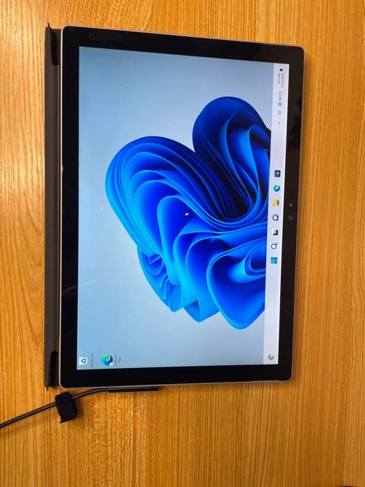 Microsoft Surface Pro 4 - Intel Core i5 256GB/8GBRAM Wi-Fi Only