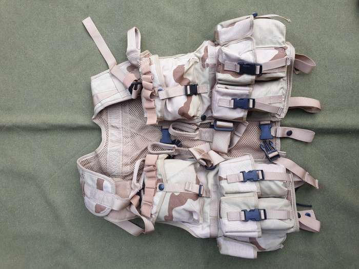 original (confirmed) UAE (Dubai) armed forces used hot extraction assault vest deset camo 20rd mags