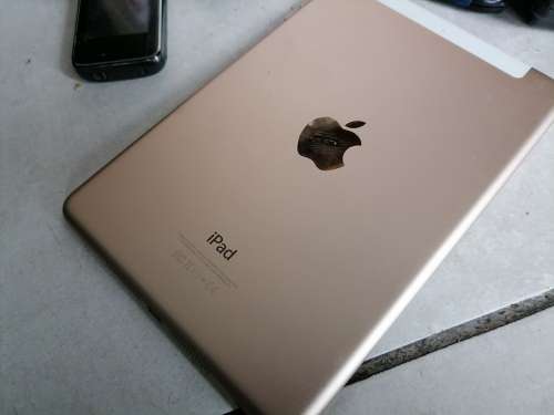 *BULK LOT OF DAMAGED/UNTESTED PHONES AND IPAD*ONE BID FOR THE LOT, SOLD AS IS***
