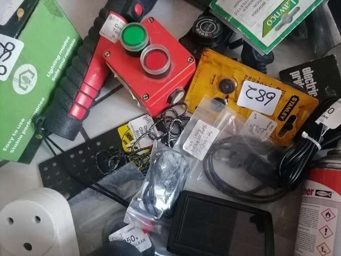 *SHOP CLOSURE*R30 FREIGHT*BULK LOT OF ELECTRONICS,GADGETS,LIGHTS,TIMERS ETC ETC**
