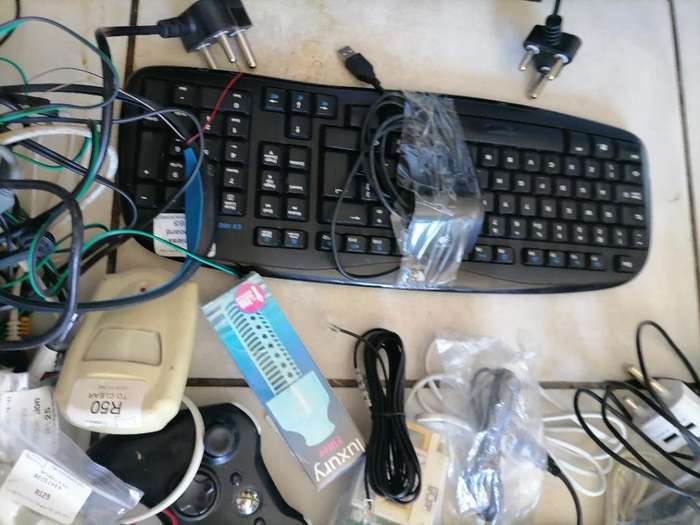 *SHOP CLOSURE*R30 FREIGHT*BULK LOT OF ELECTRONICS**CABLES.PLUGS,PC STUFF,REMOTES ETC ETC