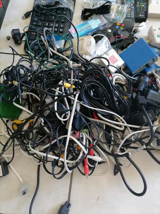 *SHOP CLOSURE*R30 FREIGHT*BULK LOT OF ELECTRONICS**CABLES.PLUGS,PC STUFF,REMOTES ETC ETC