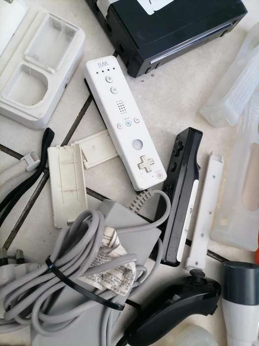 *SHOP CLOSURE*R30 FREIGHT**NINTENDO WII WITH CONSOLS,POWER CABLES,GAME ETC*POWERS ON**SOLD AS IS**