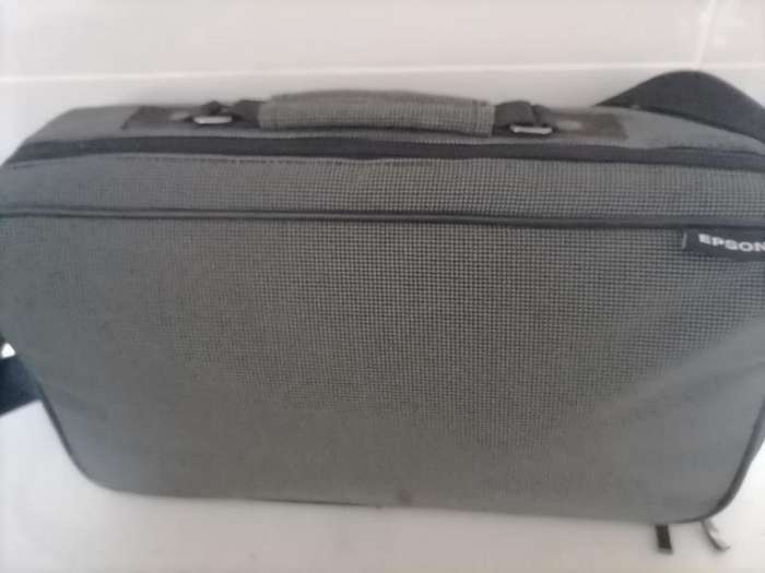 **BOKKE DAY DEALS**R30 FREIGHT**EPSON LCD PROJECTOR EMP-740 IN CARRY BAG*TOP QULAIRT*R8000 NEW